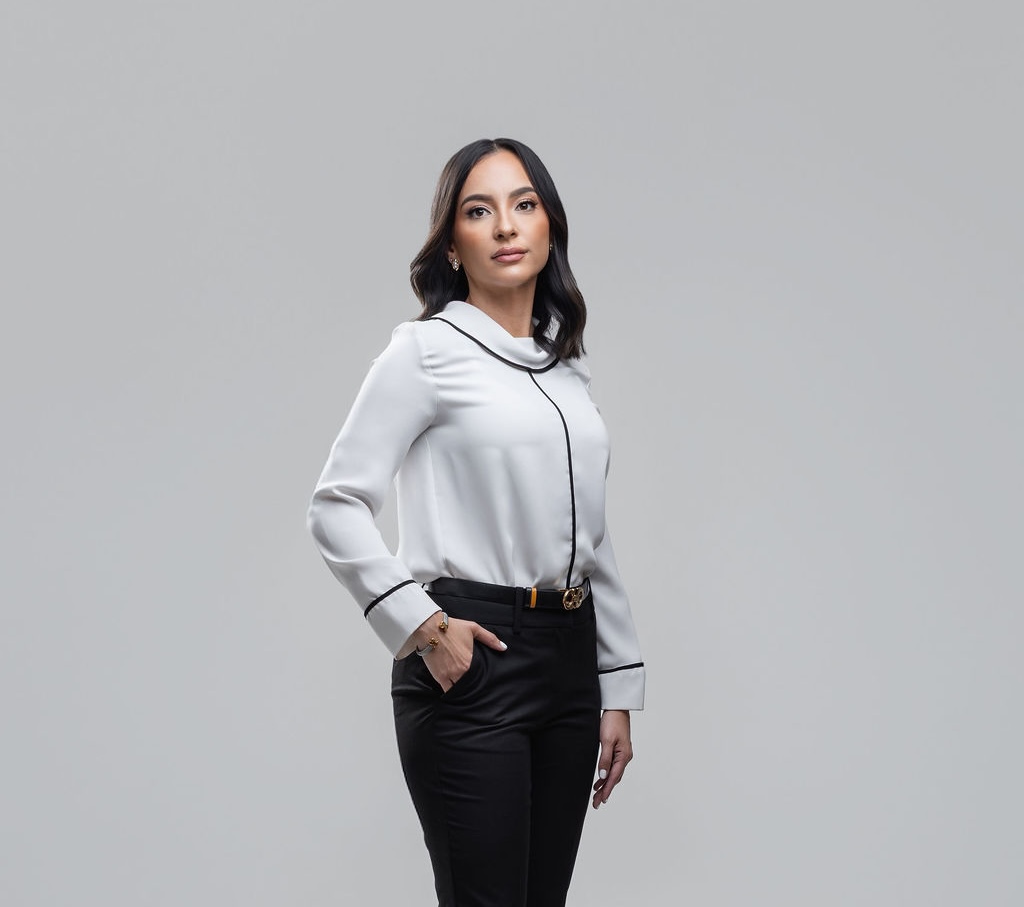 Retrato profesional de marca personal en estudio fotográfico en Costa Rica